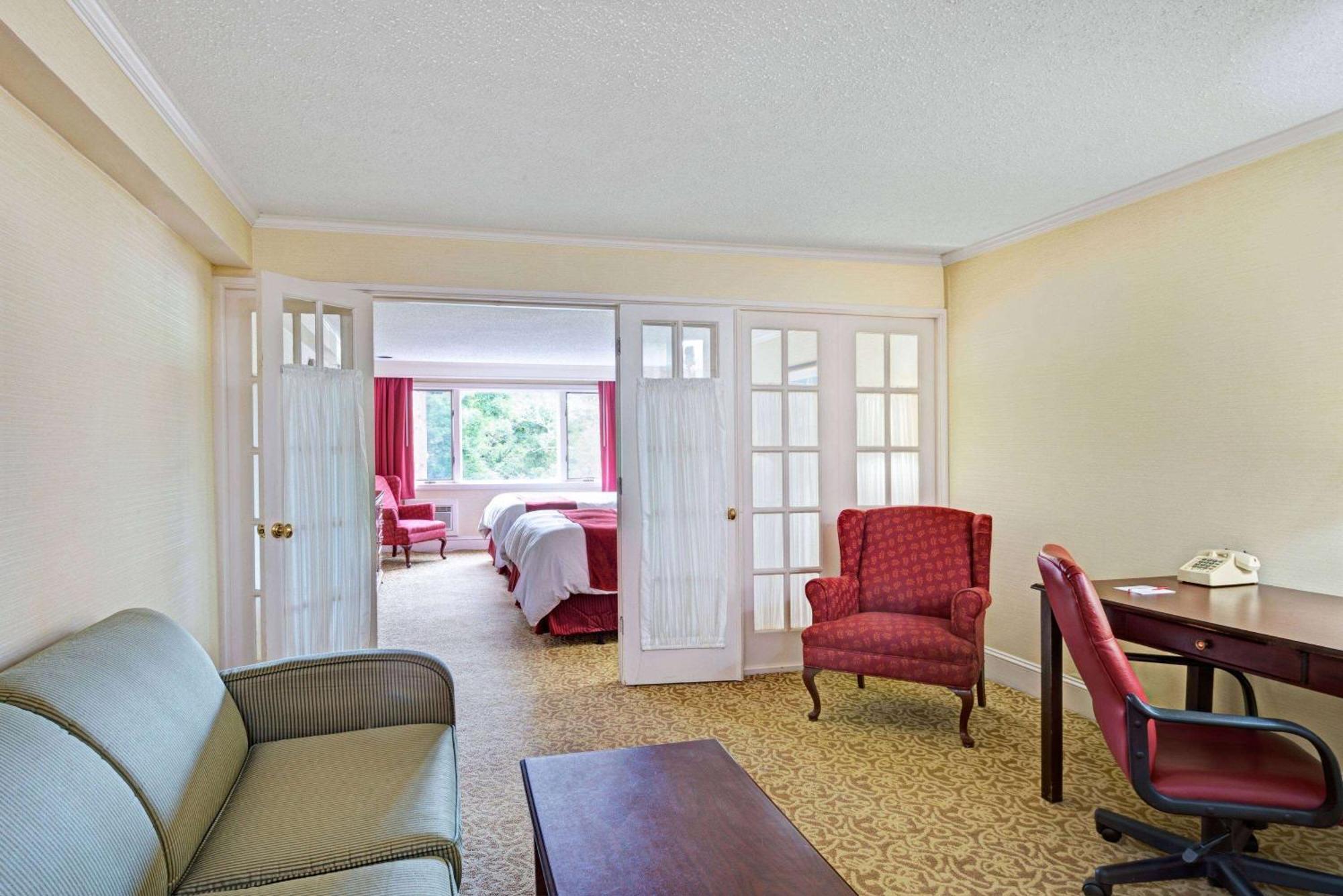 Ramada By Wyndham Seekonk Providence Area Екстериор снимка