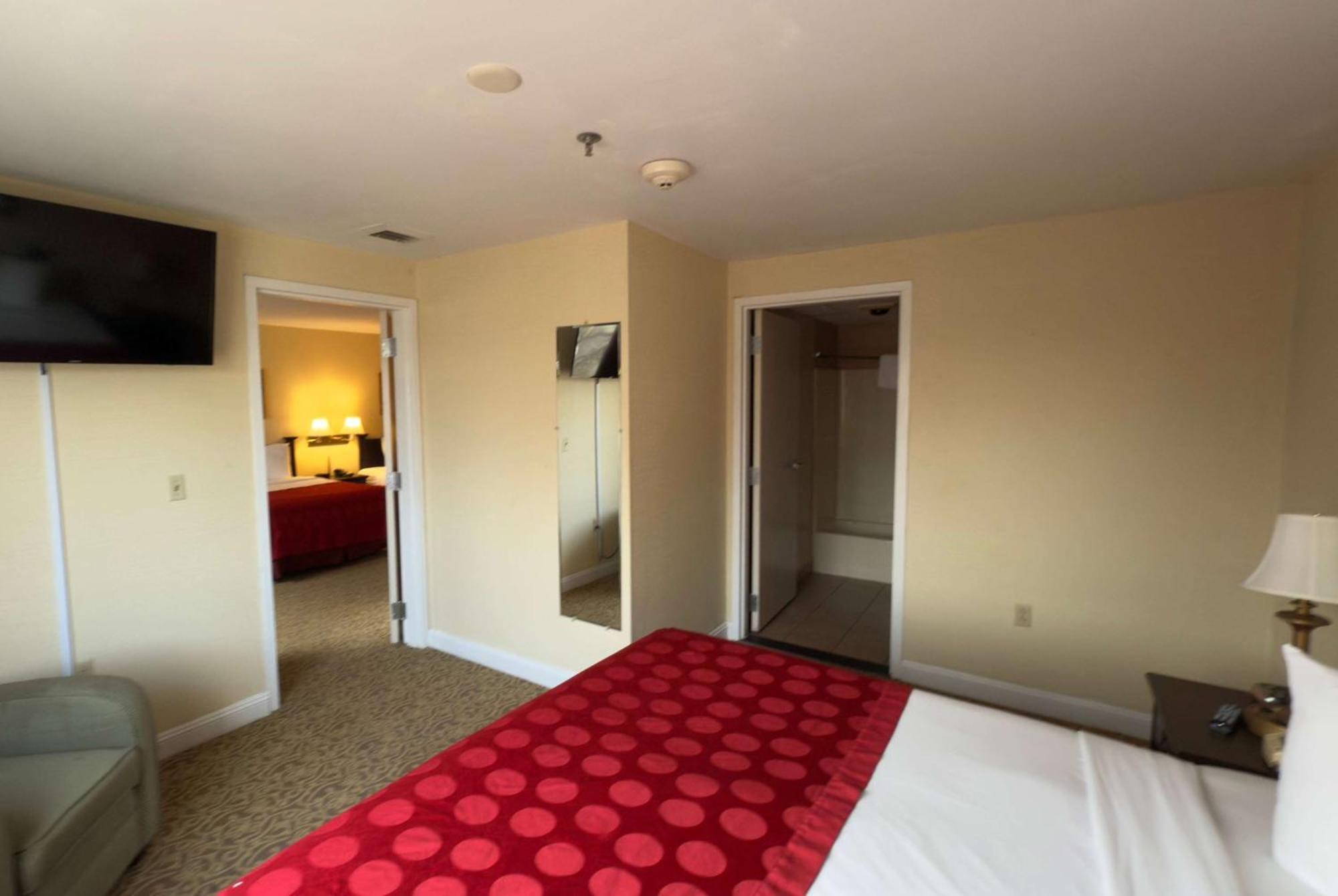 Ramada By Wyndham Seekonk Providence Area Екстериор снимка